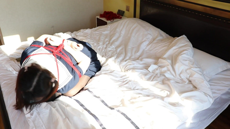 Aisan girl bondage: 黒いストッキングを履いた少女が飼い主に鞭打たれている。