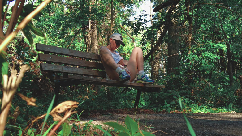 KinkyHome: Emily se masturba no parque