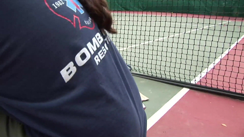 Nasty Beaver Club: Deux jeunes femmes se font baiser par un veinard