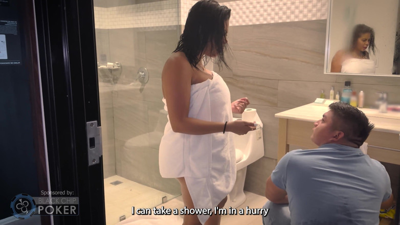 Run good girls: Femeia latino excitată Kesha Ortega se dezbracă și îl fute pe instalator