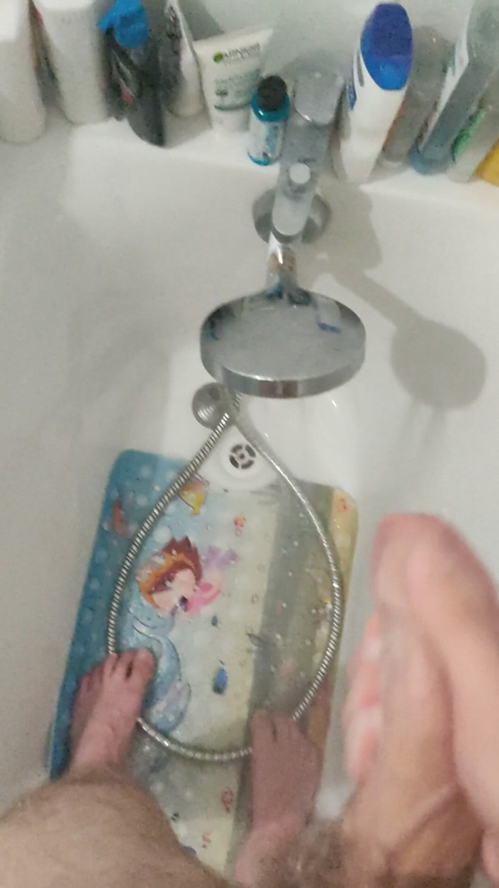 TwinkBigass: Masturbace velkého tlustého penisu ve sprše