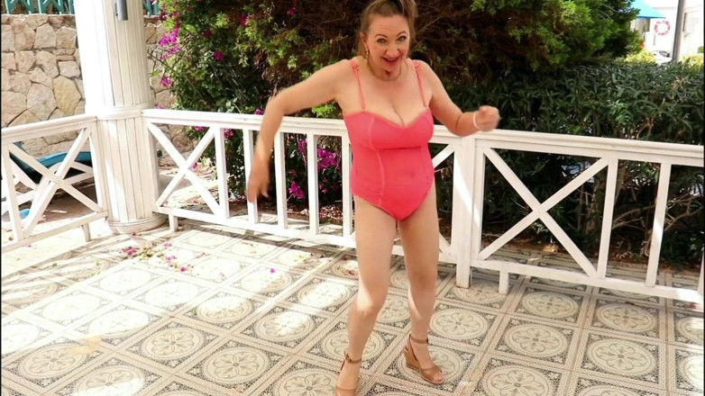 MariaOld: Tante girang semok lagi asik menggrebek memeknya