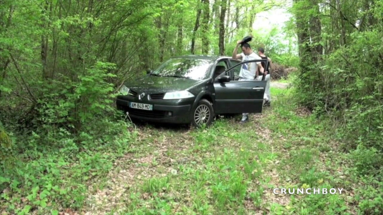 EXHIB BOYS: Zwei böse jungs ficken in den turnschuhen im auto und...