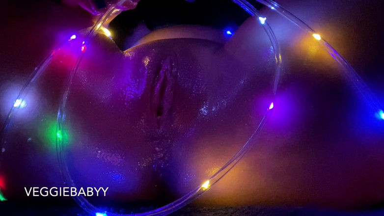 Veggiebabyy: Kunstzinnig, olieachtig, stringlicht poesje wrijven