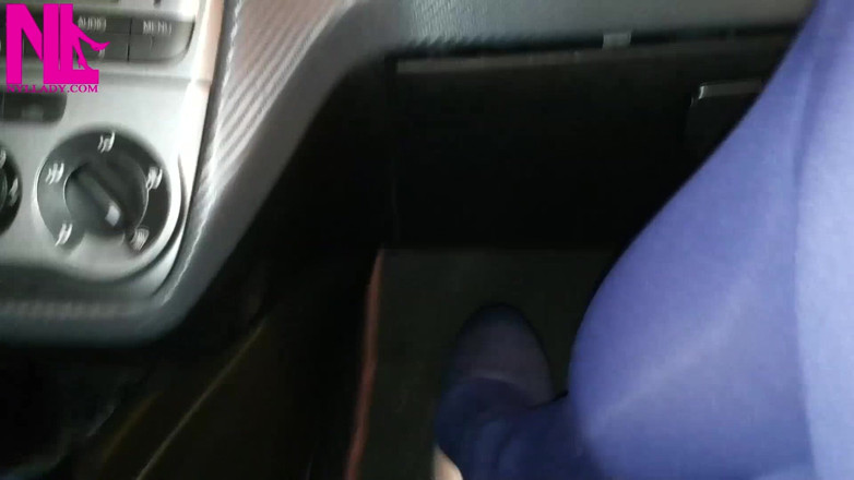 Nyllady: Honění v modrých punčochách a Blue Flats na čerpací stanici