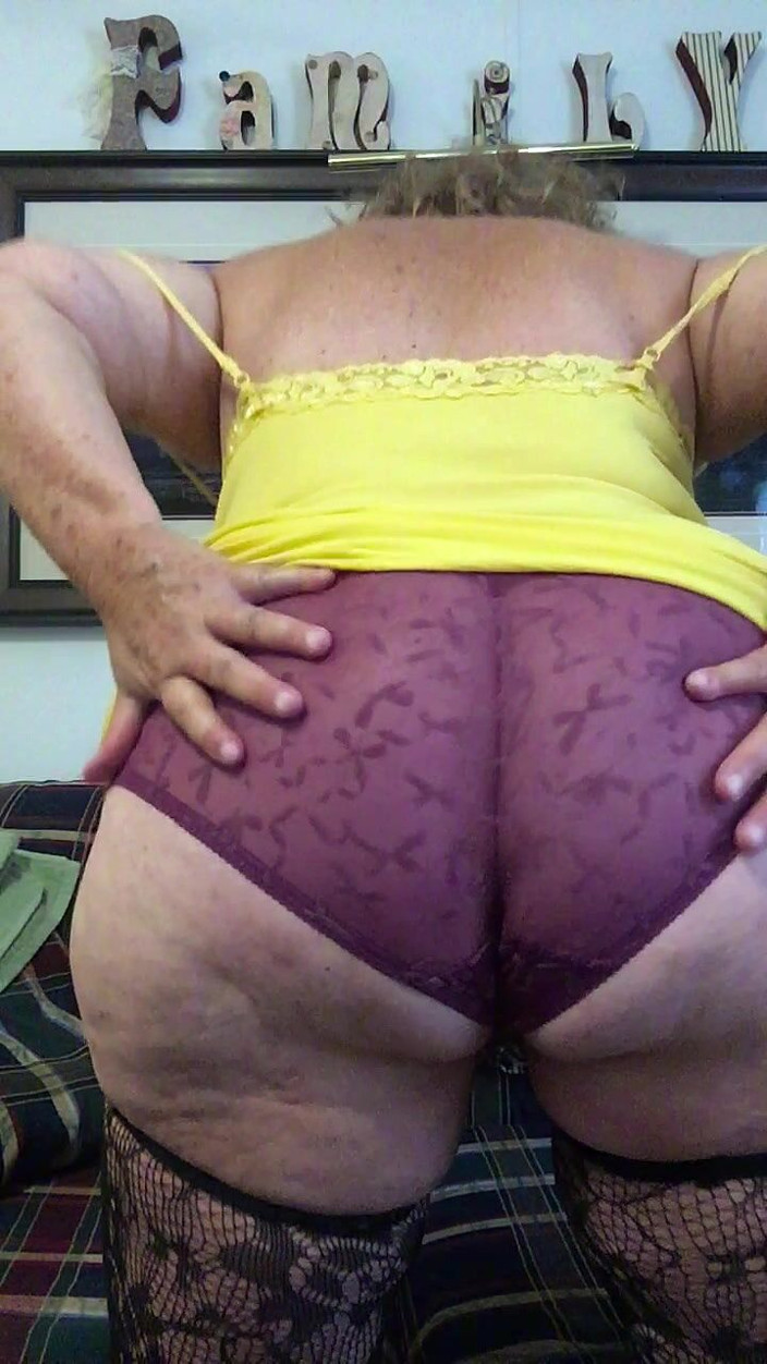 Big Ass 4 U: Сексуальна збуджена бабуся знімає свої розбещені трусики