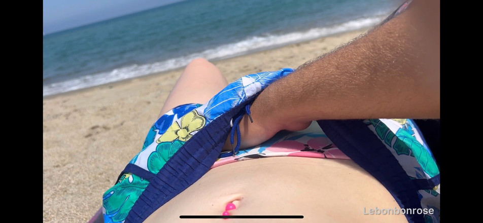 LeBonbonRose: Il mio amico mi masturba sulla spiaggia di fronte a...