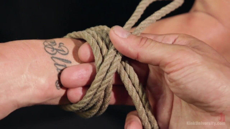 Kink University: Introductie tot Shibari - het koppelen van enkele en dubbele kolommen