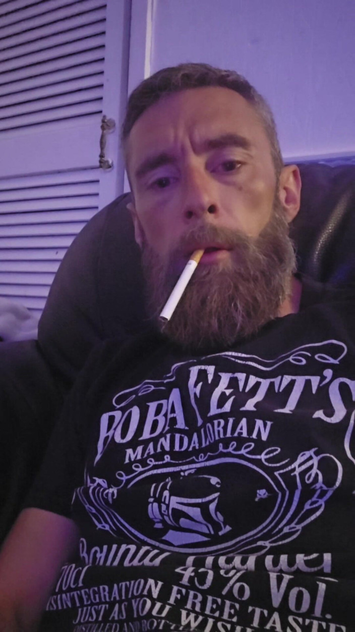 Smoking stoker: Aftrekken en een vinger in mijn kont laten glijden