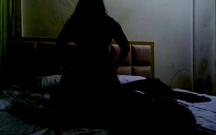 Ankita10000: 大黑屌男人在丈夫在另一个房间看电视时，对印度女孩性交太多了