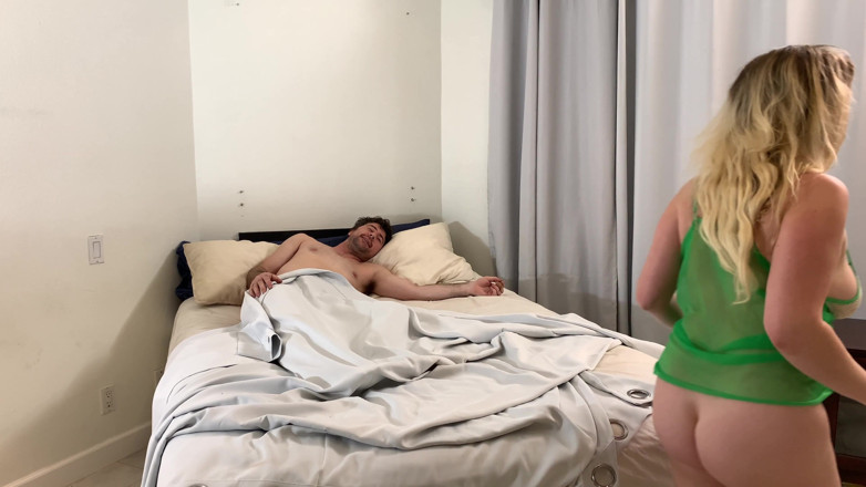 Erin Electra: Madrasta Pega Enteado Se Masturbando E Fode Seu Pau Duro