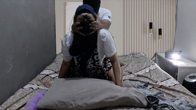 Indo Couple: いたずら好きなインドネシア人の妻が彼氏にセックスを教える