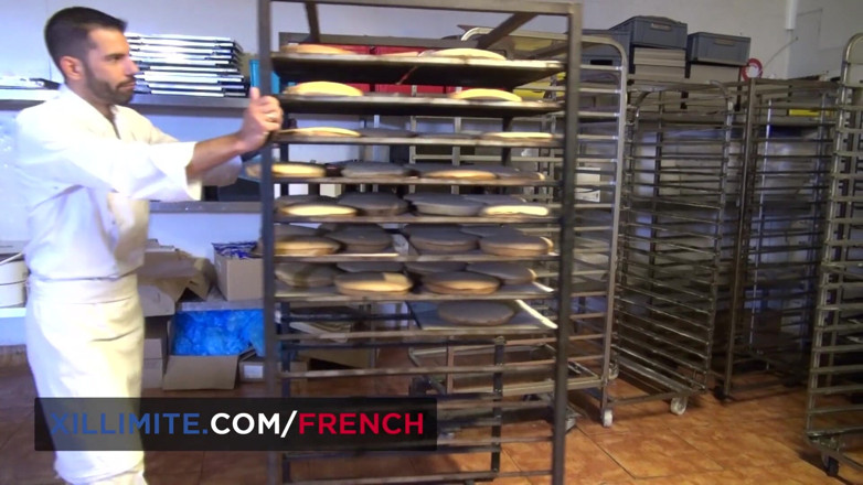 French girls at work: Sexy bakker wil seks hebben met haar klant