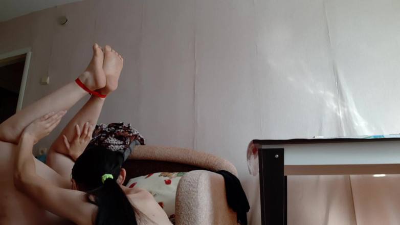 Lesbian-candys: Je lui ai attaché les jambes pour lui faire jouir -...