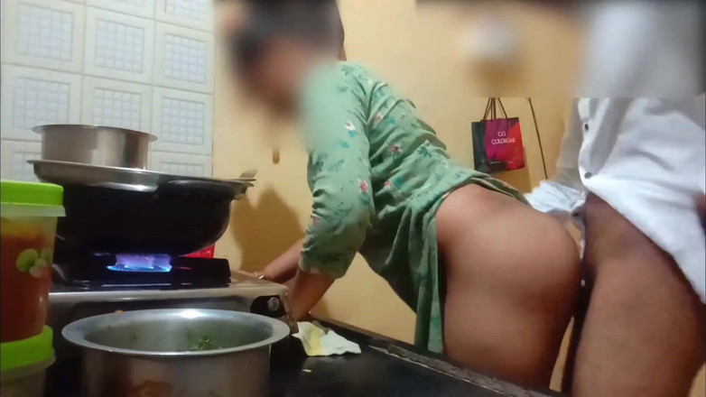 Your_Suman: Жену трахнули на кухне во время приготовления пищи
