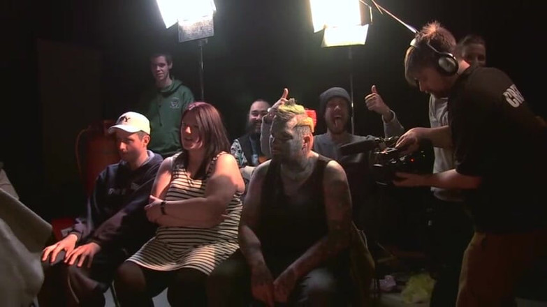 Dark Alley Orgy: Morena follada duro públicamente