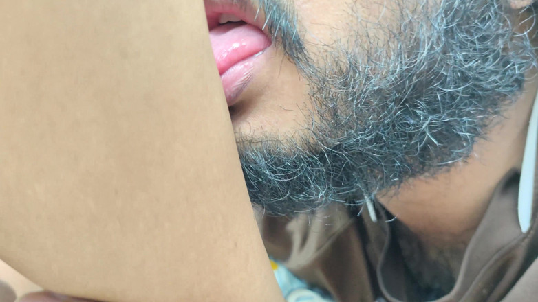 Vaigavarun45: Buceta beijo com pés lambem romance por casais indianos
