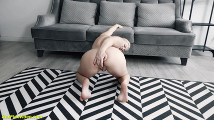 Sexflex video: Esnek orta yaşlı seksi kadın sıkı göt deliğini oynuyor