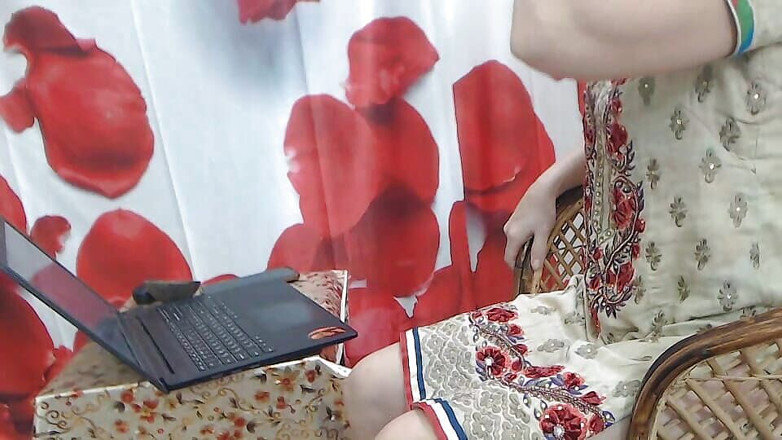Bolly Karma: Une bite excite une fille