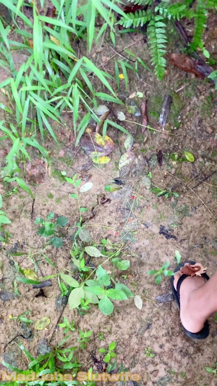 Tiyana: Nyepong kontol di luar ruangan sambil berlutut