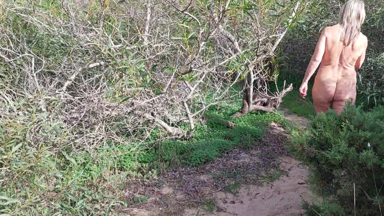 martinawest: Oma Sucht Liebhaber Nackt Im Wald!