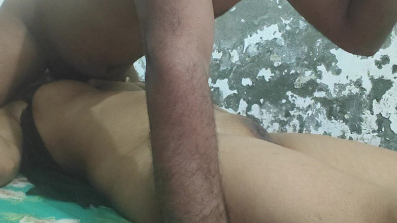 Busty Banuu: La sorellastra è completamente nuda e vuole scopare