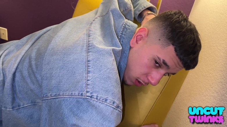 UncutTwinks: Tânără americană twink fute un armăsar latin fără prezervativ, netăiat...