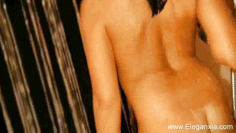 Eleganxia: 야외에서 과시하는 완벽한 몸