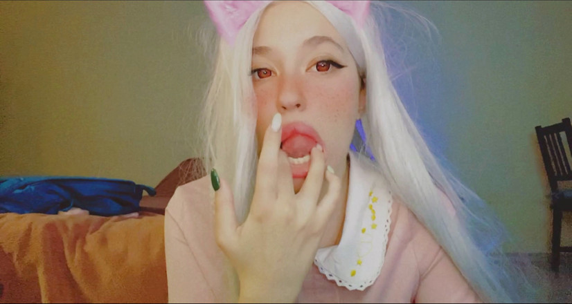 Bambietta Valentain: Heet anime-meisje zuigt aan haar mooie vingers