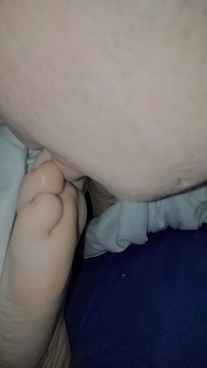 On cloud sixty nine: ベッドで妻の足の指を舐める
