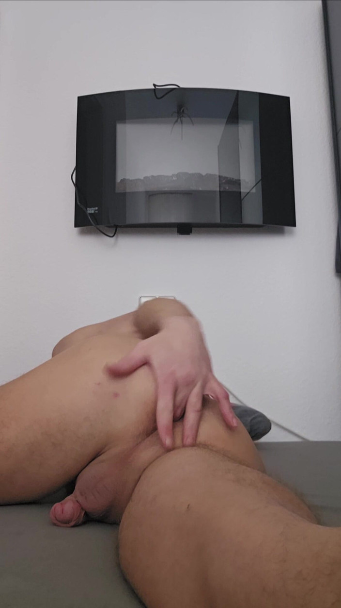 Chris_snoopy_91: Un homme est excité et se baise