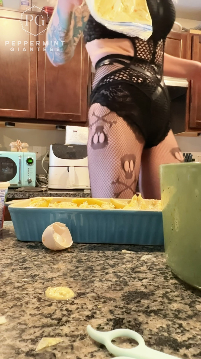 Peppermint Giantess: 7'3 Pfefferminz-Riesin macht stopfen muschis mit einem sehr frechen kleinen...