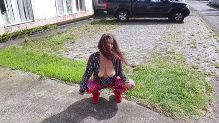 ExpressiaGirl: Une fille extrême joue avec ses seins dans la rue...