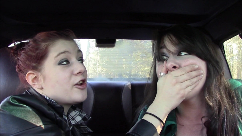Selfgags classic: Des filles branlettes se disputent !