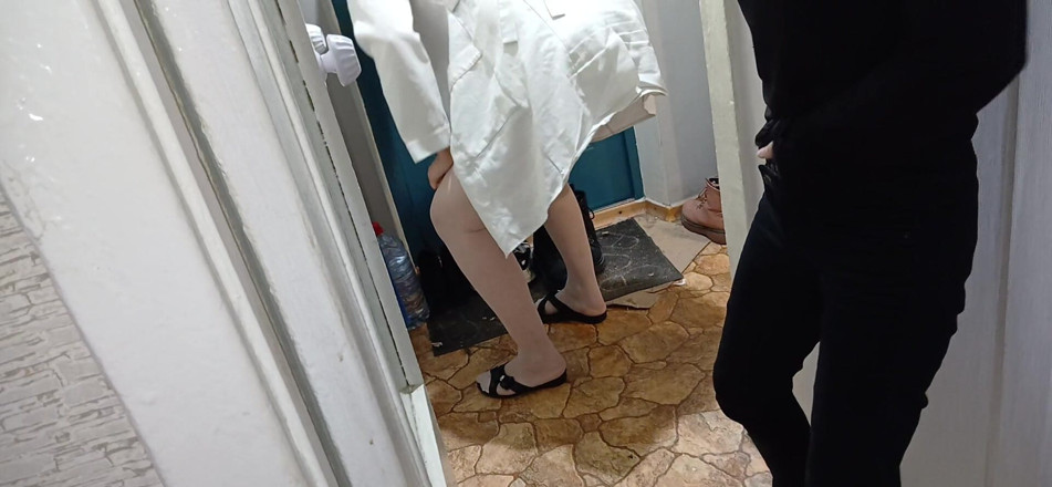 Lesbian-illusion: Pillé a mi médico masturbándose y lo ayudé a correrse