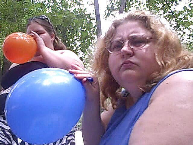 BBW nurse Vicki adventures with friends: Une BBW suce et éclate dans la nature