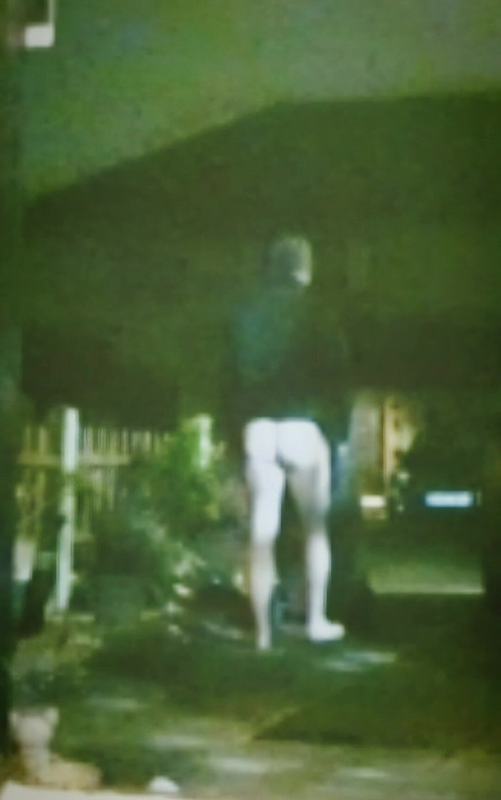 MaleModel: Pantat ditunjukkan di luar (halaman depan)