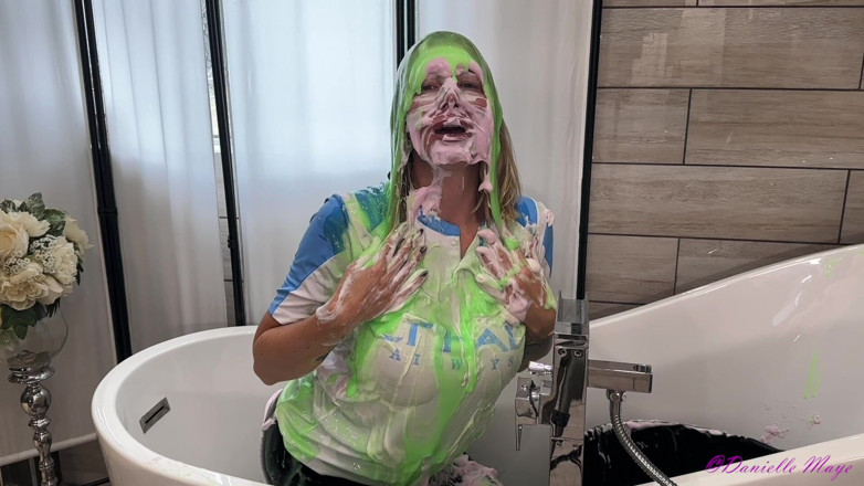 DanielleMaye: Dani के साथ स्प्लोशिंग