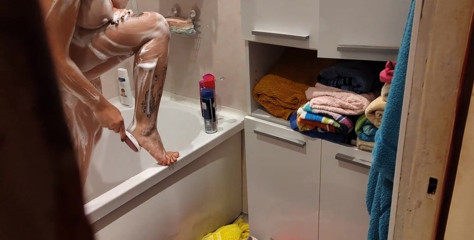Emma_Alex: Atrapé a mi hermanastra en el baño