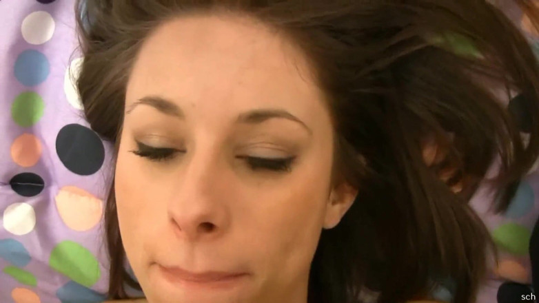 Hard raw sex: Bruneta suge pula grasă