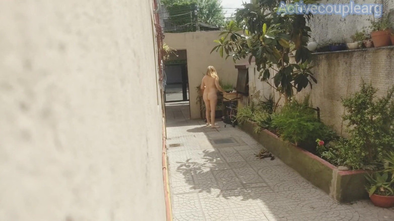 Activecouplearg: Voyeur - ngintip tetangga bugil di lorong dan mereka nonton dia...