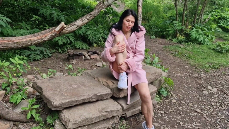 Nicky Brill: 外で脚を開けておしっこをする