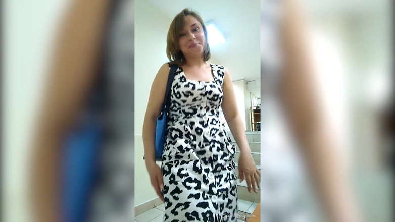 MILF Oxana: Selfie esibizionismo della segretaria in ufficio