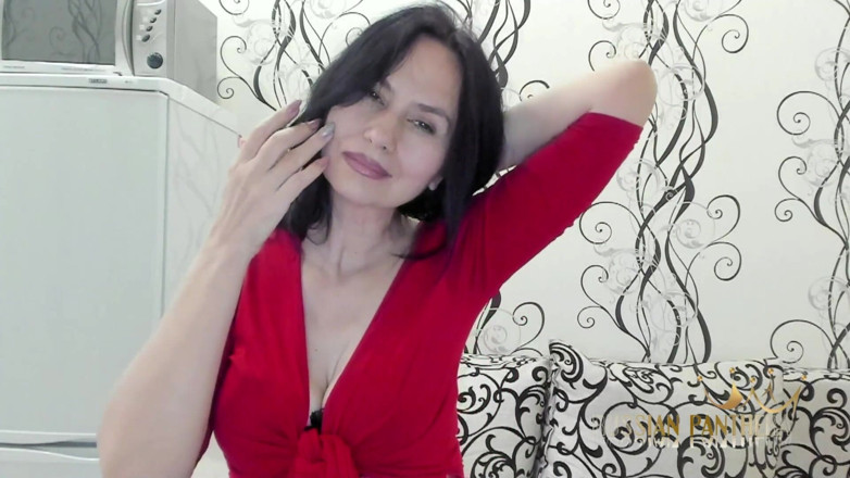 ANGELA_LADY: Señora en rojo 1