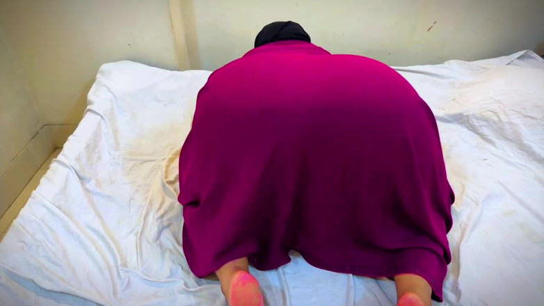 Your Boy's Cum: Gadis arab berhijab lagi asik muasin lubang pantat montoknya sampai...