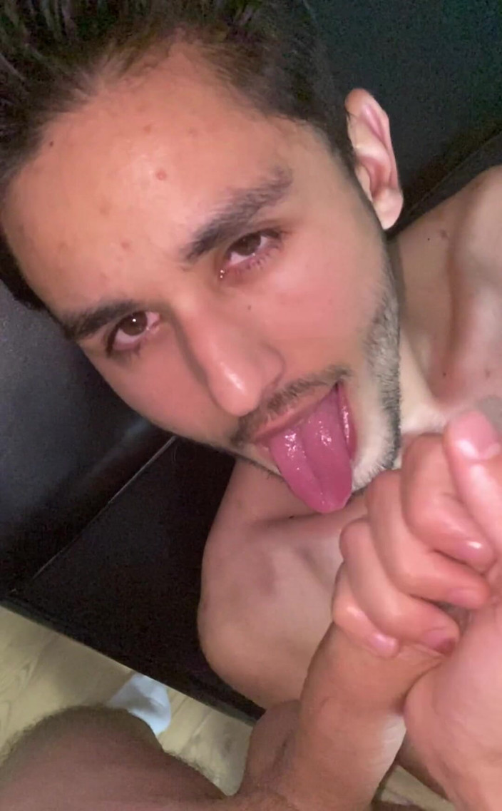 Hottestguys21: Flo nyepong kontolku dan aku crot di mulutnya