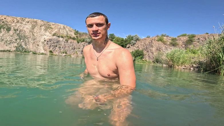 HotPrincessUA: Nue dans une journée ludique dans l’eau bleue avec mon...