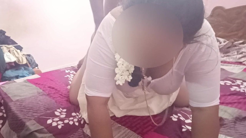 Black & white desicat: Tante seksi india selatan dengan memek becek dientot gaya doggy...