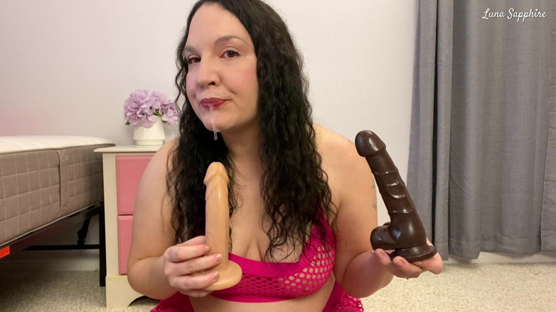 Luna Sapphire: Diep in de keel training kokhalzen en spugen op dildo's