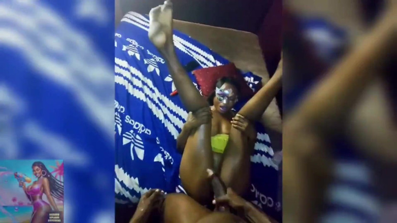 Sexxxy splash official: Vidéo maison, les jambes noires écartent les cuisses - explosion de creampie...